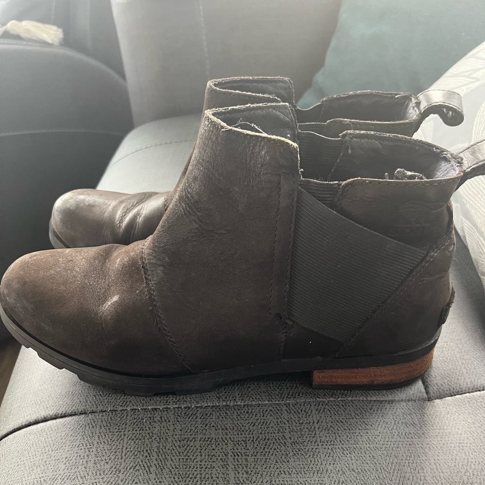 Women's Sorel Emelie Lug Sole Chelsea Booties  size 9